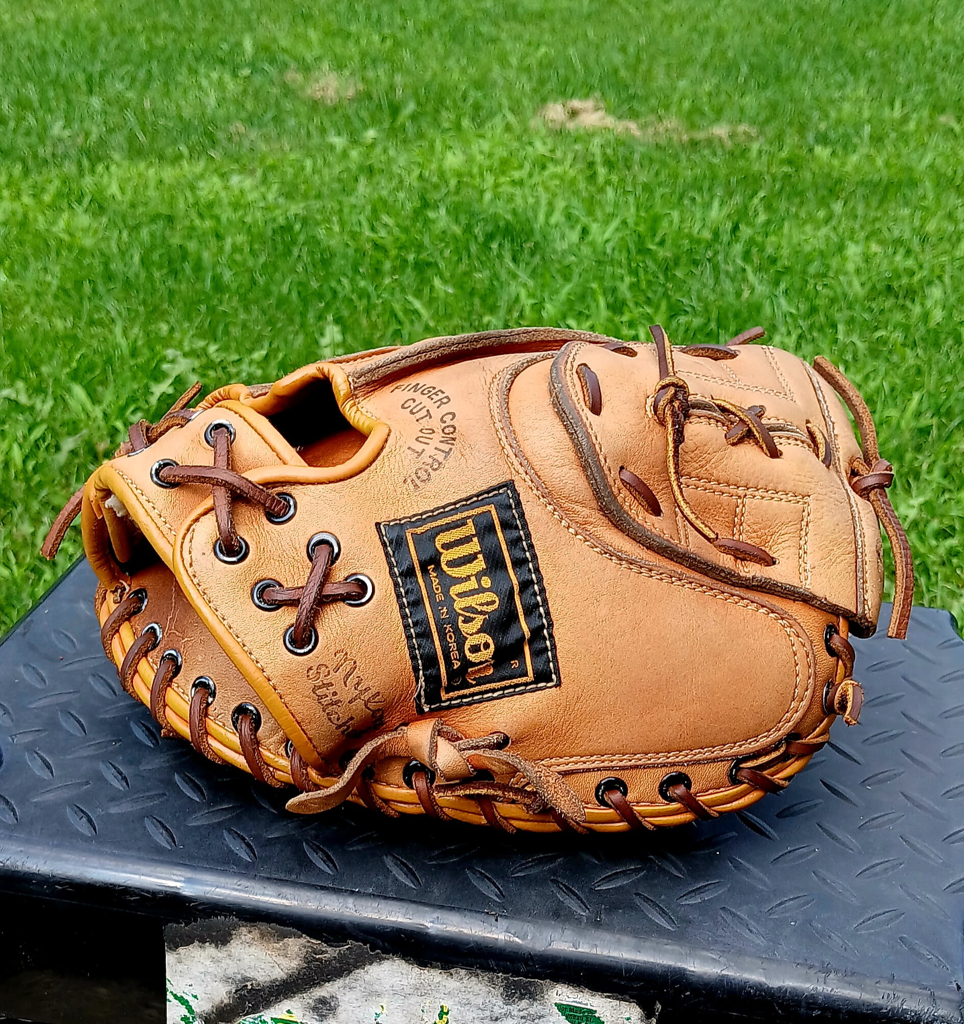 Wilson A2518 pocket detail